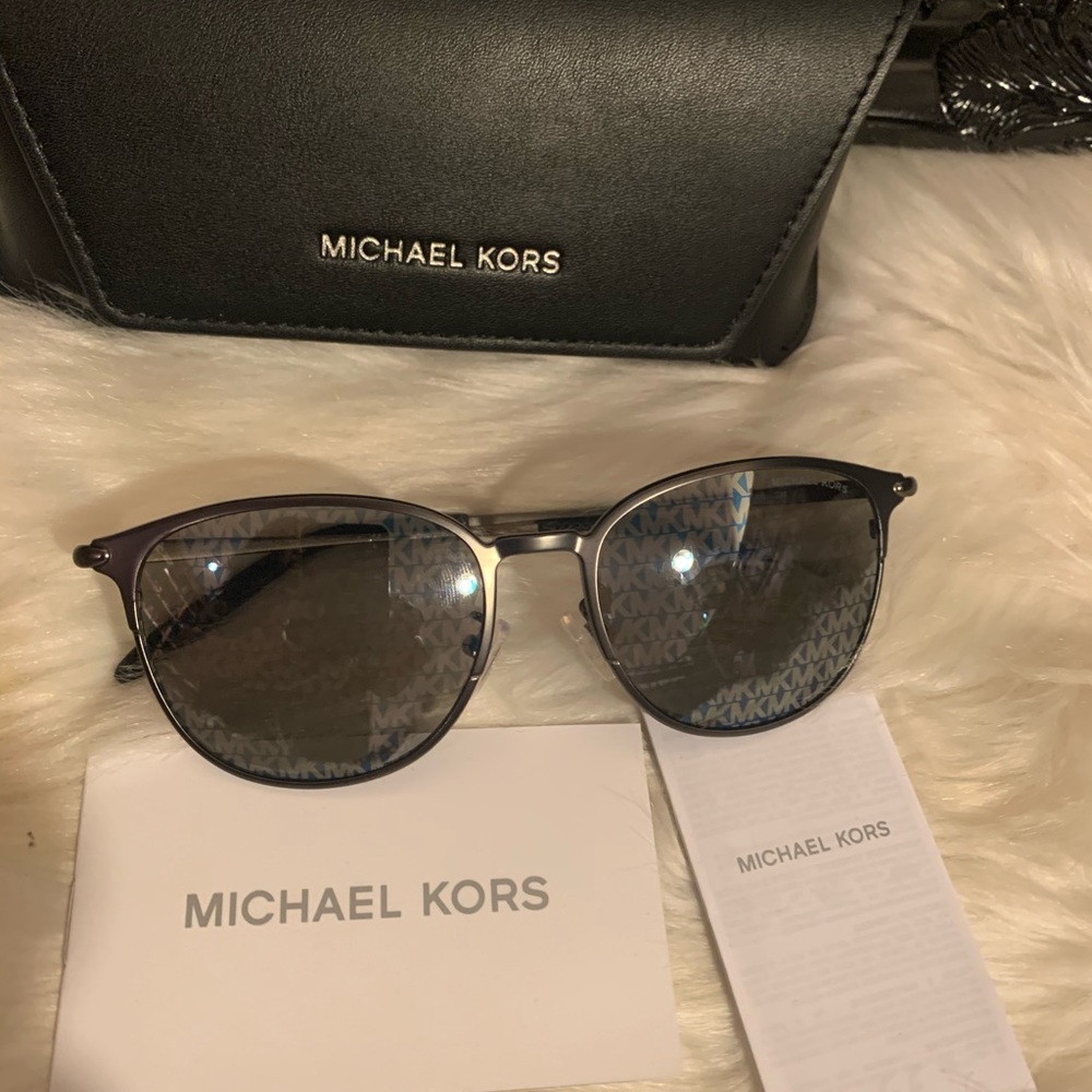 Michael kors sunglasses 🕶 - Picture 2 of 6